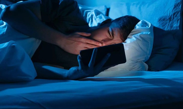 Thức khuya gây ra rối loạn nội tiết tố làm cho râu mọc nhanh hơn