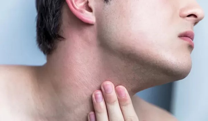 Việc dùng dao cạo cũ là một trong những nguyên nhân gây đau rát