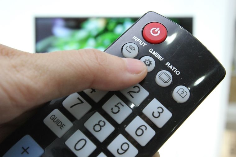 Nhấn nút Q.MENU trên remote