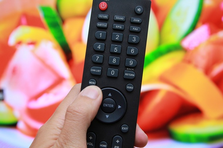 Nhấn nút MENU trên remote