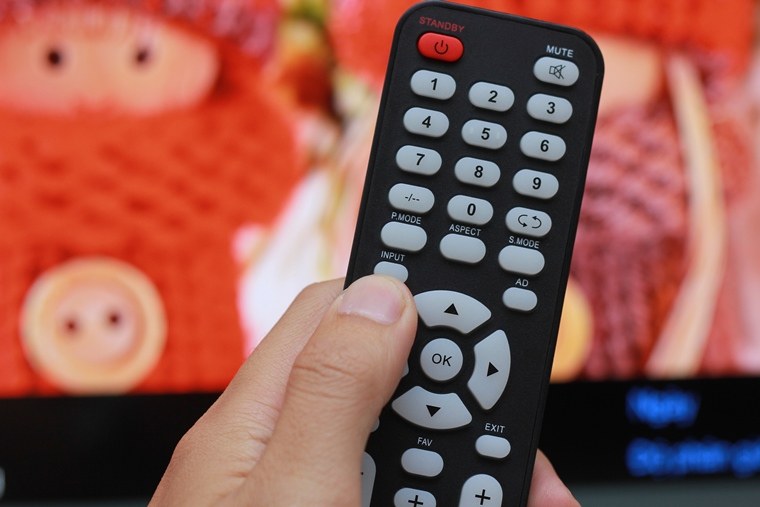 Nhấn chọn nút Input trên remote