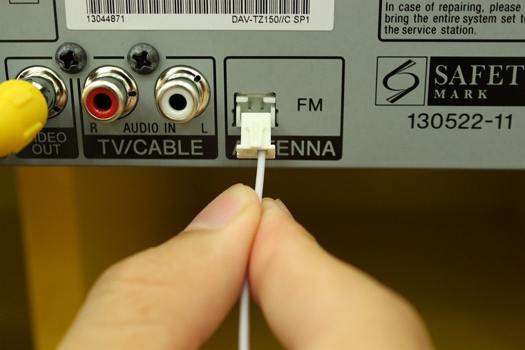Gắn dây anten FM vào cổng ANTENNA FM trên đầu đĩa