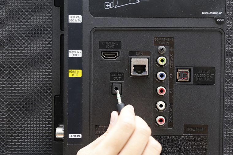 Cắm jack vào cổng 3.5mm của tivi