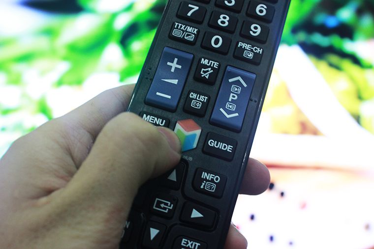 Nhấn nút SMART HUB trên remote để vào kho Ứng dụng