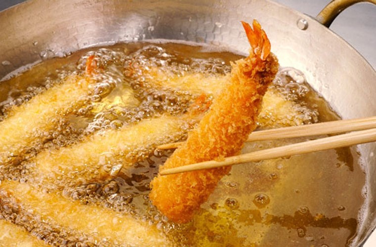 Dùng vật dụng bằng chất liệu gỗ, nhựa chịu nhiệt để đảo, gắp thức ăn, không dùng chất liệu kim loại sắc, nhọn