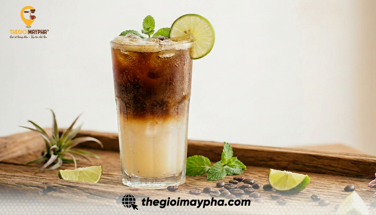đãi khách đồ uống bằng máy pha cà phê