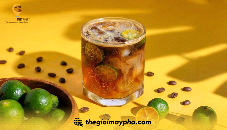 đãi khách đồ uống bằng máy pha cà phê
