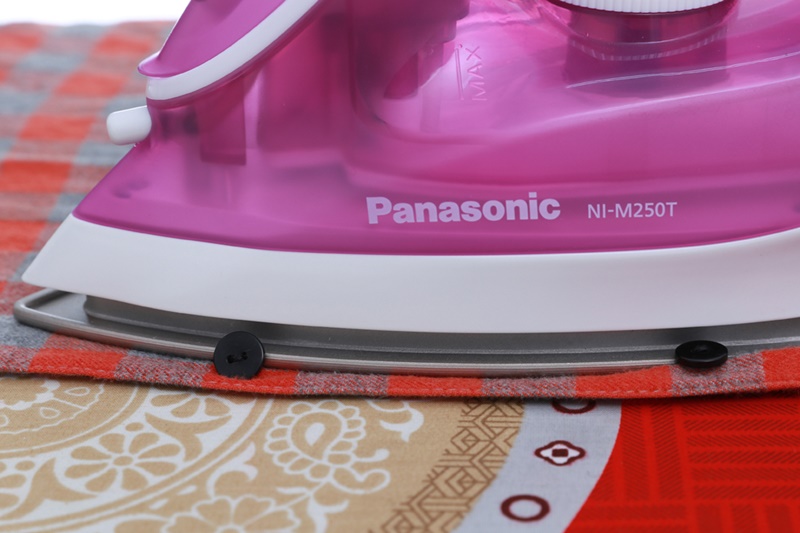 Bàn ủi hơi nước Panasonic NI-M250TPRA 1550W Bàn ủi hơi nước Panasonic NI-M250TPRA