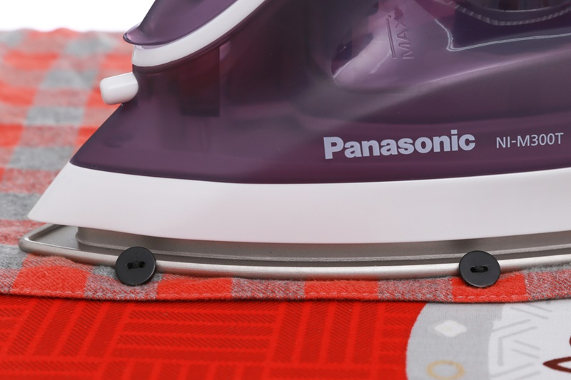 Bàn ủi hơi nước Panasonic NI-M300TVRA 1800W Bàn ủi hơi nước Panasonic NI-M300TVRA