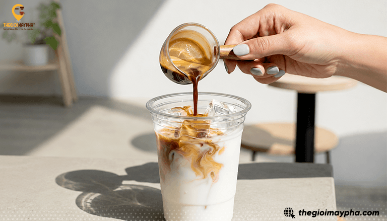 Cách pha cà phê đậm vị cho menu take away được nhiều quán áp dụng hiện nay