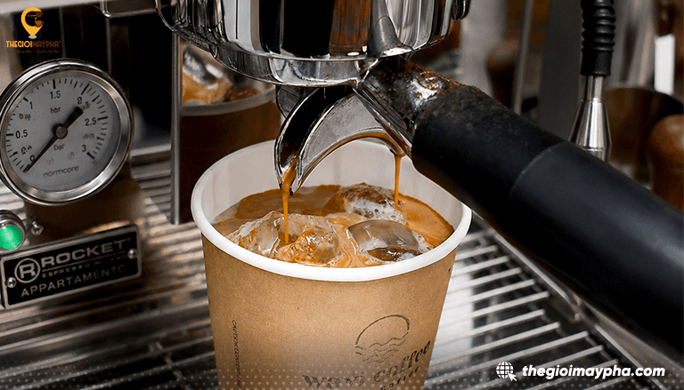 Cách pha cà phê đậm vị cho menu take away được nhiều quán áp dụng hiện nay