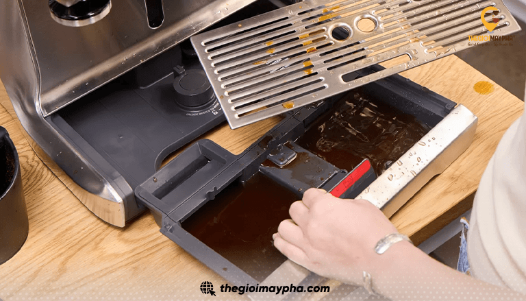 Cách vệ sinh máy pha cà phê đúng chuẩn để tăng độ bền máy