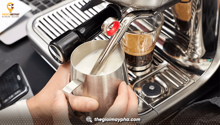 Máy pha cà phê gia đình có vòi đánh sữa nào phù hợp để làm cappuccino, latte?
