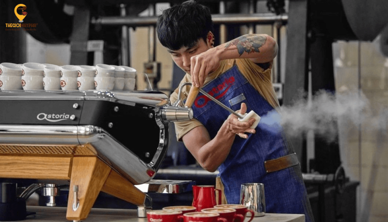 Có nên đầu tư máy pha cà phê cao cấp ngay từ đầu? Góc nhìn thực tế cho người mới