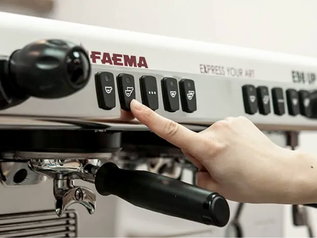 Trải nghiệm người dùng máy pha cà phê Faema E98 UP