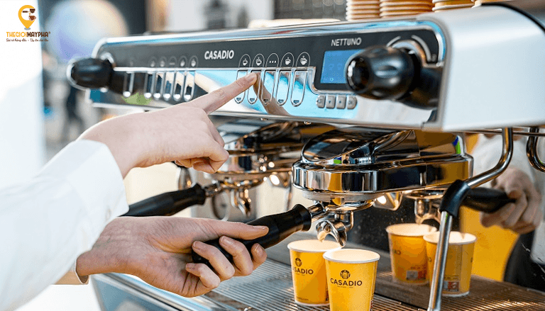 Máy pha cà phê công nghiệp có thực sự giúp tăng doanh thu?