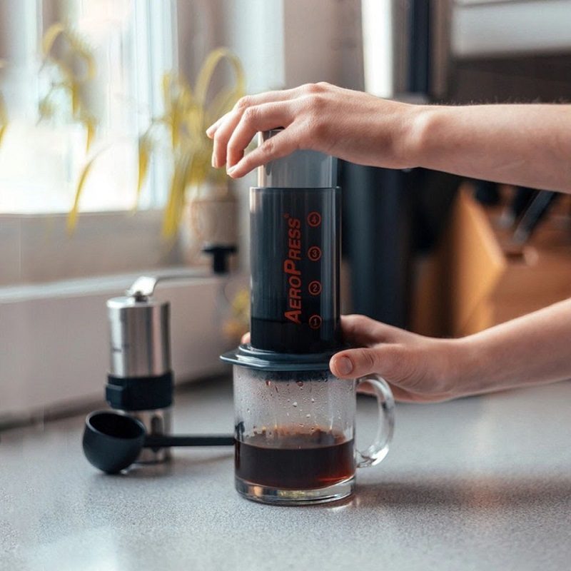 pha-espresso-khong-can-may-voi-binh-Aeropress