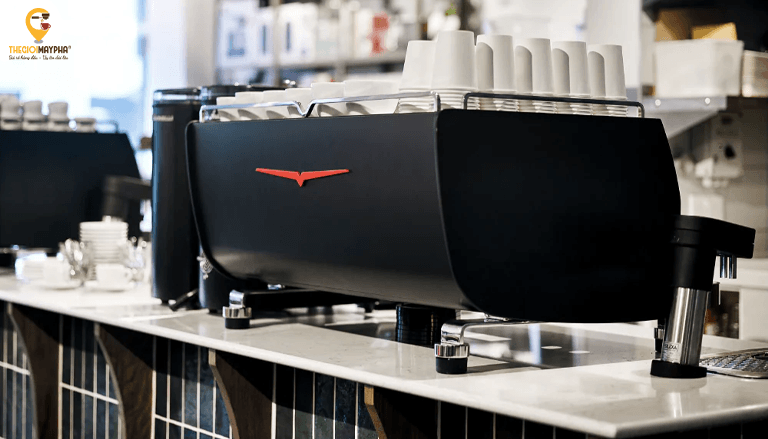 Từ xe cafe mang đi đến quán lớn: Chọn máy pha cà phê thế nào?