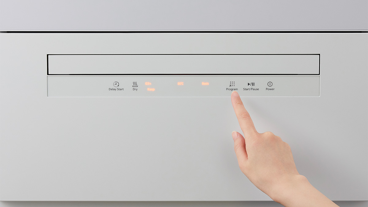 Máy Rửa Chén Panasonic NP-TH1WEVN Panasonic NP-TH1WEVN sử dụng điều khiển nút nhấn đơn giản