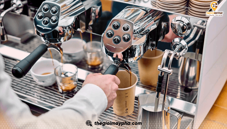 Máy pha cà phê 2 group cho quán đông khách: Kinh nghiệm chọn mua hiệu quả