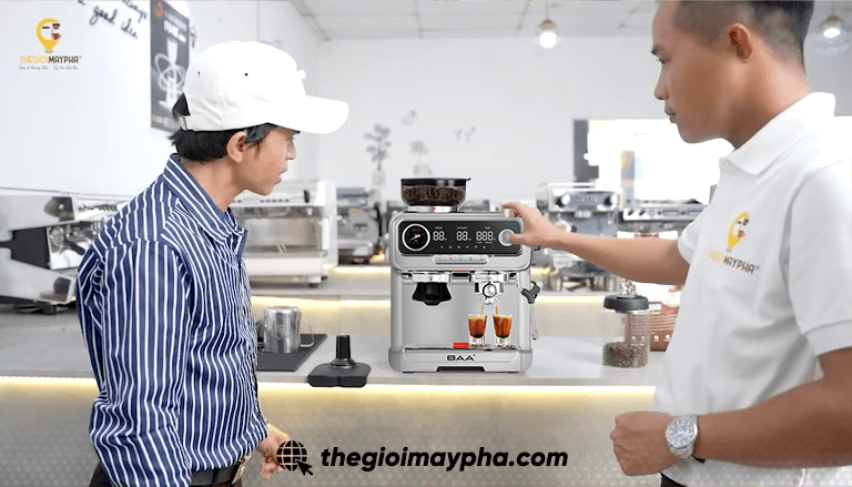 Mua máy pha cà phê online vs tại showroom: cái nào lợi hơn