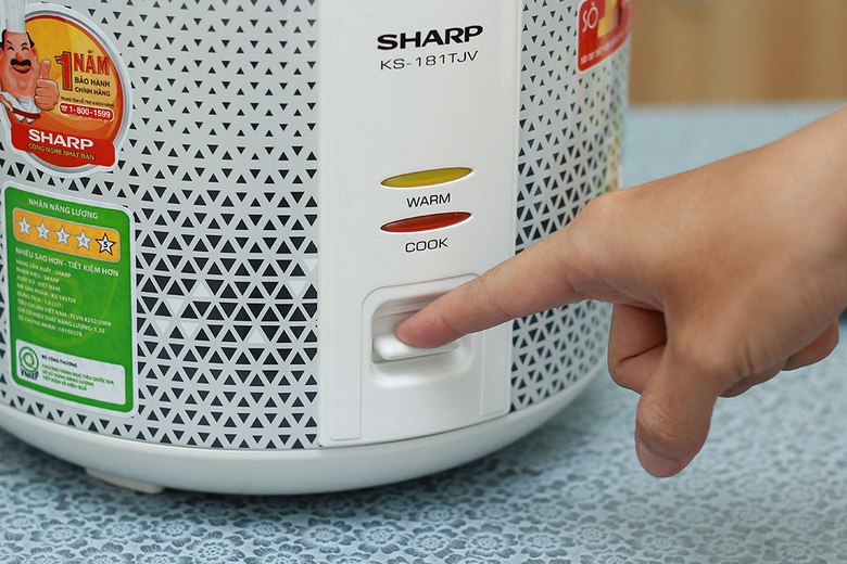 Nhấn cần gạt để chỉnh chế độ nấu và giữ ấm