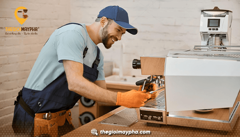So sánh máy pha cà phê tự động và bán tự động chi tiết nhất 2026